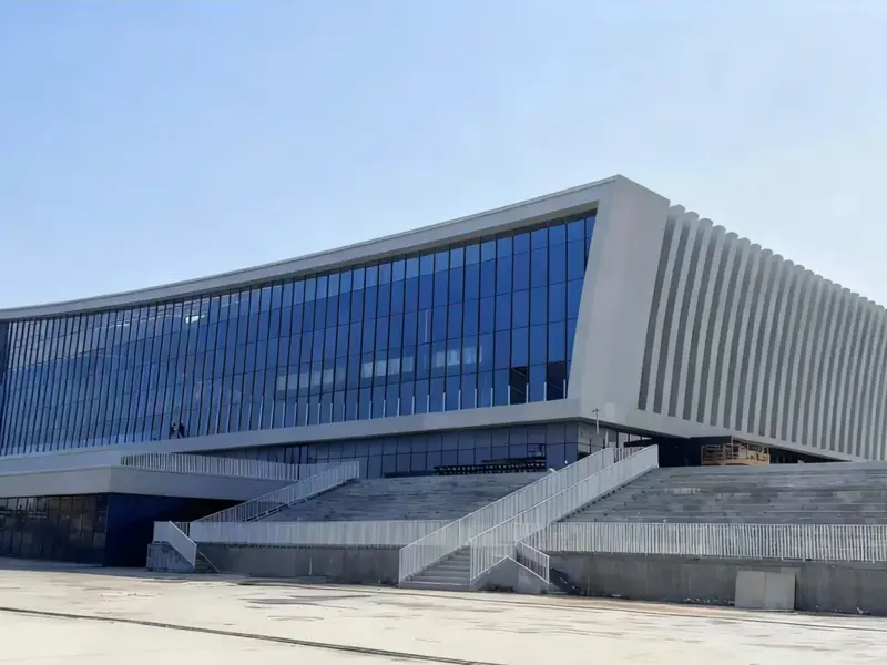 Steel estrikti lekòl jimnazyòm